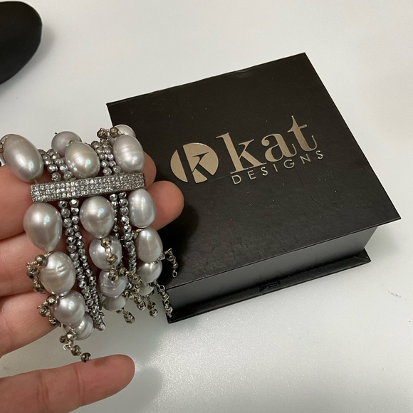 KAT DESIGNS Multi-Strand Pearl Stretch Bracelet in Box - Picture 3 of 4